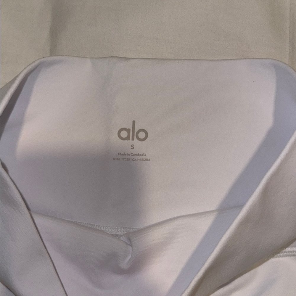 ALO Yoga High-Waist White Bike Shorts soft - Picture 3 of 4